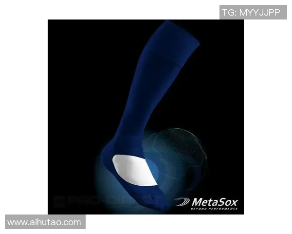 黑色足球袜球星赛场风采展现速度力量与热血激情