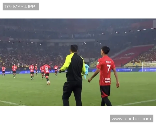 足球巨星现身看台制造惊喜瞬间热情球迷欢呼感动全场